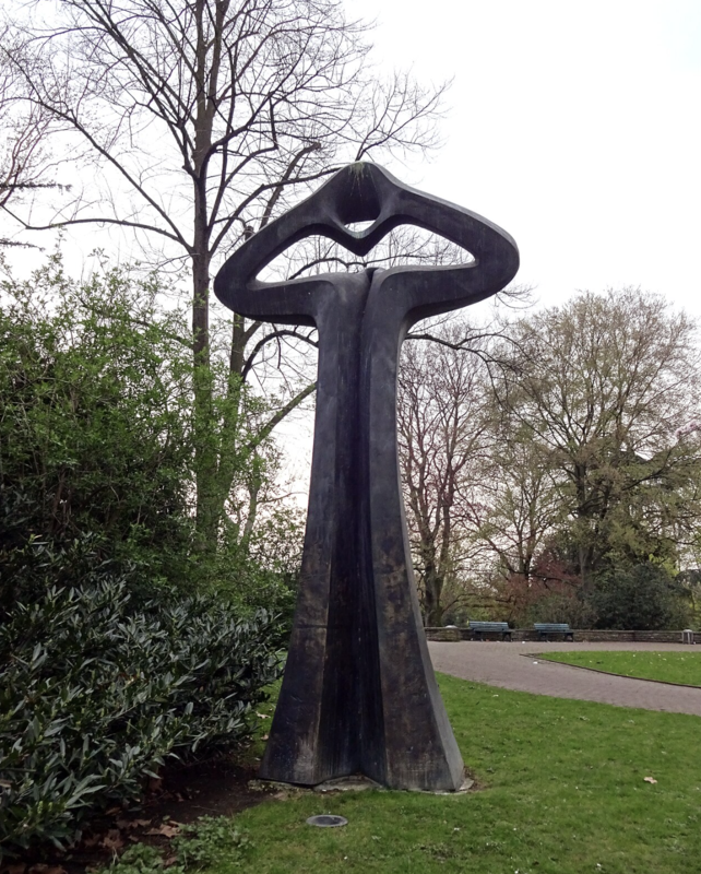 Скульптура в парке Хофгартен в Дюссельдорфе