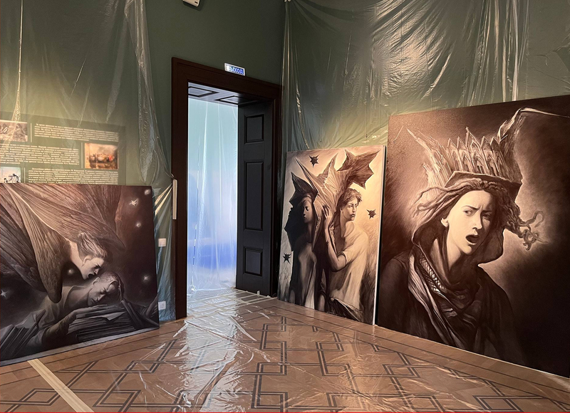 Монтаж выставки "Готический ампир"