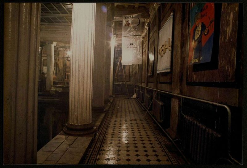 Работа «Мулен Руж» (крайняя справа) в экспозиции выставки «Клуба авангардистов» в Сандуновских банях. Москва, 1988. Фото: Архив Маргариты Мастерковой‑Тупицыной и Виктора Агамова‑Тупицына.