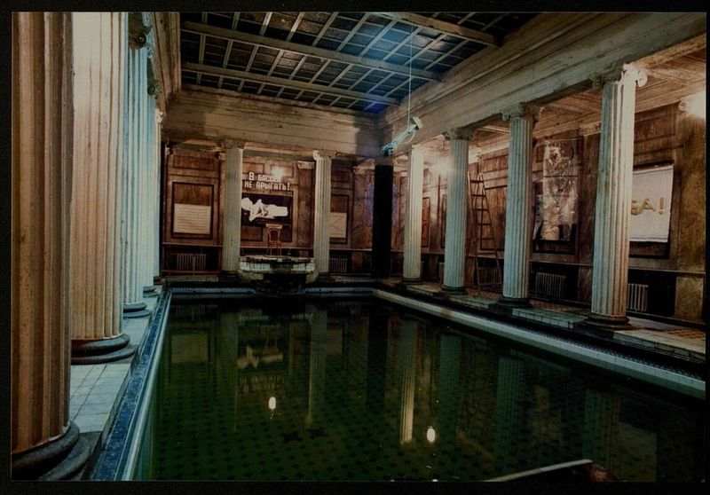 Экспозиция выставки «Клуба авангардистов» в Сандуновских банях. Москва, 1988. Фото: Архив Маргариты Мастерковой‑Тупицыной и Виктора Агамова‑Тупицына.