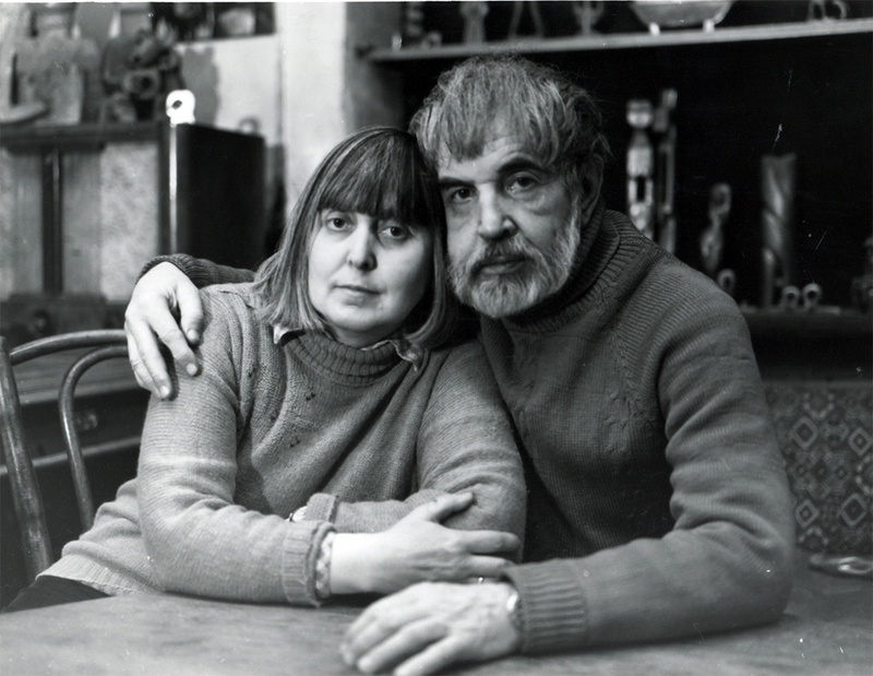 Юлия Нельская-Сидур и Вадим Сидур в мастерской, Москва, 1980. Фото: Ге­ор­гий Ген­нис.