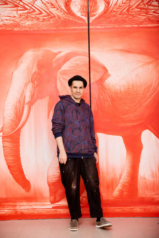  Егор Кошелев на фоне диптиха «Наш слон» в мастерской