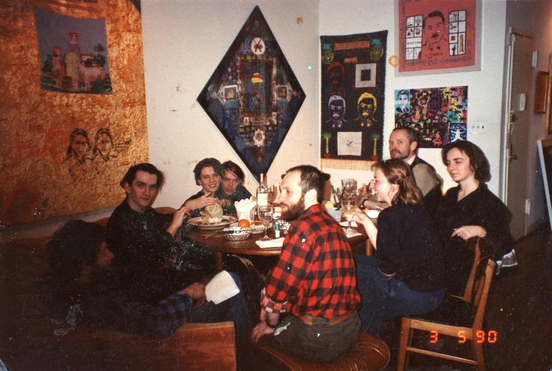 Тимур Новиков среди участников поездки художников на «Первую североамериканскую выставку Клуба друзей Маяковского» в квартирной галерее Пола Джадельсона, Нью-Йорк, 1989–1990.